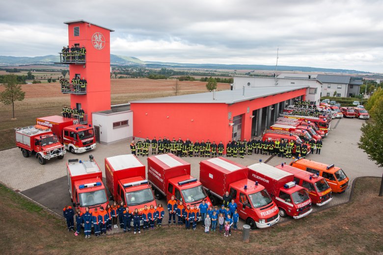 Unités et véhicules de pompiers devant la caserne de Göllheim