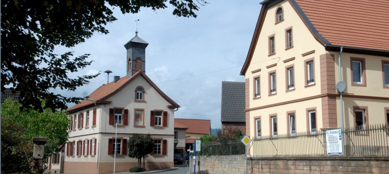 Blick auf die Alte Schule in Standenbühl